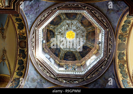 Olomouc, Repubblica Ceca. 25 Dic, 2018. Chiesa di San Michele è una chiesa cattolica romana di Olomouc nella Repubblica Ceca. La chiesa, originariamente connessa con l'ordine domenicano, fu costruita nel XIII secolo e ricostruita nella sua attuale forma barocca nel 1676-1703 da Giovanni Pietro Tencalla. Decorazioni a stucco degli interni è stato fornito da Baltazar Fontana. La chiesa è caratterizzata dai suoi tre cupole che simboleggia la santa Trinità. Il lato di fondo di tutte le cupole è coperto da affreschi. Organo da chiesa sono originali dal 1706, realizzato da David Sieber, organista da Brno. (Cred Foto Stock