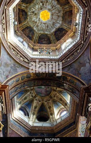 Olomouc, Repubblica Ceca. 25 Dic, 2018. Chiesa di San Michele è una chiesa cattolica romana di Olomouc nella Repubblica Ceca. La chiesa, originariamente connessa con l'ordine domenicano, fu costruita nel XIII secolo e ricostruita nella sua attuale forma barocca nel 1676-1703 da Giovanni Pietro Tencalla. Decorazioni a stucco degli interni è stato fornito da Baltazar Fontana. La chiesa è caratterizzata dai suoi tre cupole che simboleggia la santa Trinità. Il lato di fondo di tutte le cupole è coperto da affreschi. Organo da chiesa sono originali dal 1706, realizzato da David Sieber, organista da Brno. (Cred Foto Stock