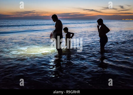 Uruguay: Uruguay, La Floresta, piccola città e resort sulla Costa de Oro (Golden Coast). Al tramonto, intere famiglie sono la pesca in onde, con reti di una Foto Stock