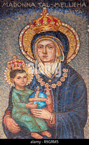 Un mosaico dipinto raffigurante Maria e il Bambino Gesù ha donato dalla comunità cattolica di Malta in stile che coraggiosamente riflettono la cultura del paese e visualizzare l'annunciazione nel suo proprio locale occhi appesi al muro intorno al cortile anteriore della Chiesa Cattolica Romana dell'Annunciazione o la Basilica dell'Annunciazione nella città di Nazaret della Galilea settentrionale di Israele. Foto Stock