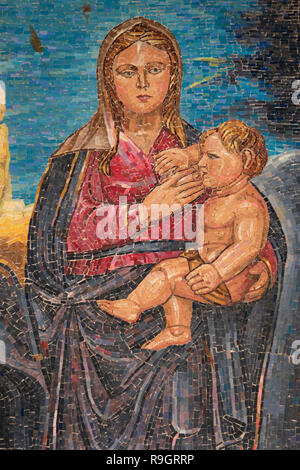 Un mosaico dipinto raffigurante Maria e il Bambino Gesù ha donato dalla comunità cattolica del Guatemala in stile che coraggiosamente riflettono la cultura del paese e visualizzare l'annunciazione nel suo proprio locale occhi appesi al muro intorno al cortile anteriore della Chiesa Cattolica Romana dell'Annunciazione o la Basilica dell'Annunciazione nella città di Nazaret della Galilea settentrionale di Israele. Foto Stock