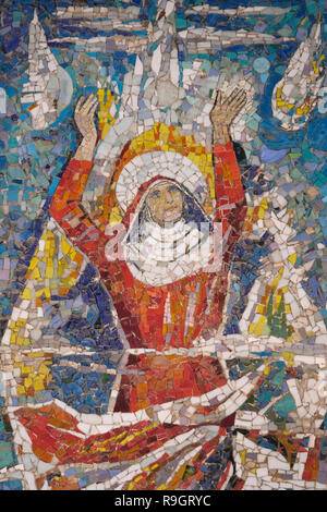 Un mosaico dipinto raffigurante Maria e il Bambino Gesù ha donato dalla comunità cattolica del Sud Africa in stile che coraggiosamente riflettono la cultura del paese e visualizzare l'annunciazione nel suo proprio locale occhi appesi al muro intorno al cortile anteriore della Chiesa Cattolica Romana dell'Annunciazione o la Basilica dell'Annunciazione nella città di Nazaret della Galilea settentrionale di Israele. Foto Stock