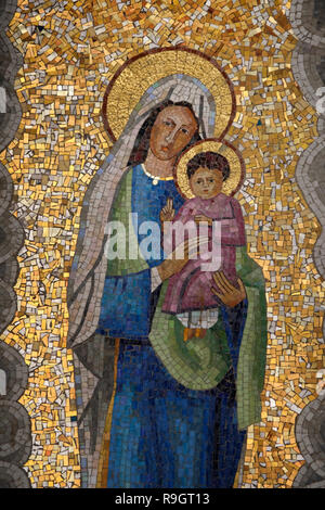 Un mosaico dipinto raffigurante Maria e il Bambino Gesù ha donato dalla comunità cattolica del Vietnam in stile che coraggiosamente riflettono la cultura del paese e visualizzare l'annunciazione nel suo proprio locale occhi appesi al muro intorno al cortile anteriore della Chiesa Cattolica Romana dell'Annunciazione o la Basilica dell'Annunciazione nella città di Nazaret della Galilea settentrionale di Israele. Foto Stock