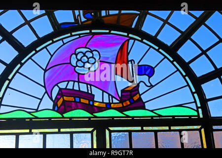 Rose Villa Taverna,vetrate colorate di un galeone a vela, rosa bianca dello Yorkshire, 172 Warstone Ln, Birmingham, West Midlands, England, Regno Unito, B18 6J Foto Stock