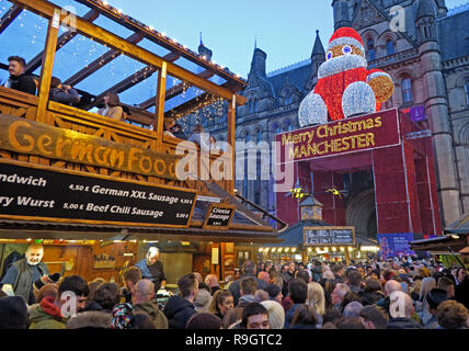Prodotti alimentari tedeschi, mercatini di Natale, Albert Square, Manchester, Lancashire, North West England, Regno Unito, al crepuscolo Foto Stock