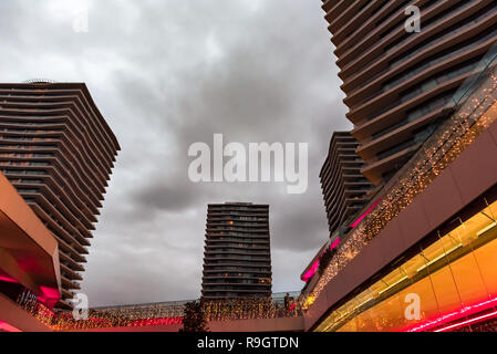 Ampio angolo di visione per un acciaio fondo azzurro di vetro alto edificio grattacielo, commerciale moderna città del futuro concetto aziendale di successo Foto Stock