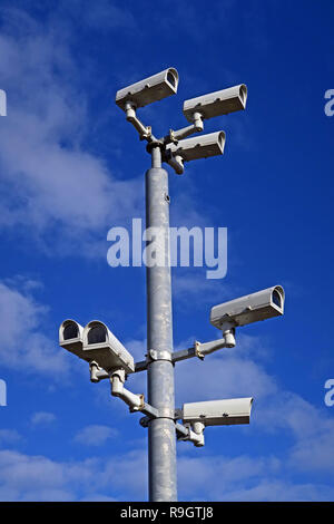 Sette Sorveglianza e sicurezza in circuito chiuso ai telecamere, su un palo in un centro città, REGNO UNITO Foto Stock