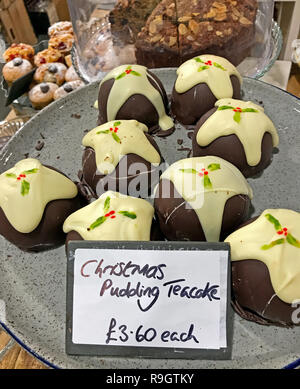 Christmas pudding Teacake gigante deserti, su un negozio display ( cioccolato teacakes marshmallow ) Foto Stock