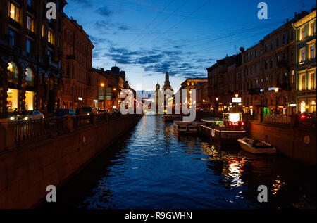 Saint Petersburg, Russia - 08 Giugno 2018 : famosa vista del canale Griboedov e Salvatore sul Sangue versato Cattedrale di notte. Notti bianche, storico bu Foto Stock