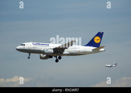 Francoforte, Germania - JUN 09th, 2017: Lufthansa Airbus A319-100 vecchia livrea con registrazione D-AILR su brevi finale, pista di avvicinamento all'aeroporto di Francoforte, un altro aereo in background Foto Stock