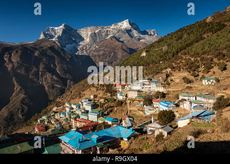 Il Nepal, Namche Bazar, la vista sui tetti innevate di picco Kongde Ri Foto Stock