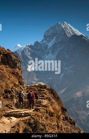 Il Nepal, il Campo Base Everest Trek, trekking arrampicate di gradini di pietra in vista di Imjatse (Isola di picco) Foto Stock