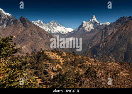 Il Nepal, il Campo Base Everest Trek, vista panoramica di Everest e sulle montagne circostanti dal al di sopra di Khumjung Foto Stock