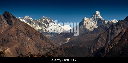 Il Nepal, il Campo Base Everest Trek, vista panoramica di Everest e sulle montagne circostanti dal al di sopra di Khumjung Foto Stock