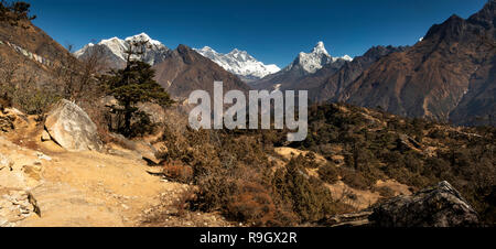 Il Nepal, il Campo Base Everest Trek, vista panoramica di Everest e sulle montagne circostanti dal al di sopra di Khumjung Foto Stock