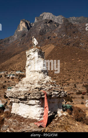 Il Nepal, il Campo Base Everest Trek, Khumjung, tradizionale vecchio chorten sulla collina sopra il villaggio Foto Stock