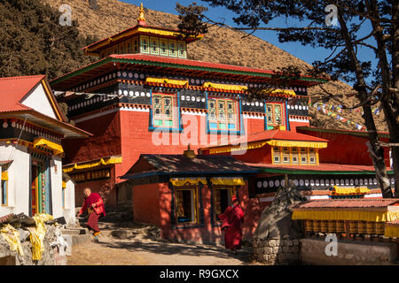 Il Nepal, il Campo Base Everest Trek, Khumjung, tradizionali ruote della preghiera e mani pietre fuori dal villaggio gompa Foto Stock