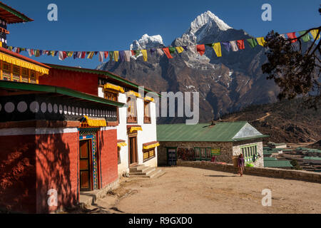 Il Nepal, il Campo Base Everest Trek, Khumjung, villaggio tradizionale gompa con vista Hongku Snow capped peak Foto Stock