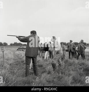 1967, Thame Visualizza, - tiro contest, concorrenti e guardare gli spettatori in un campo erboso. Foto Stock