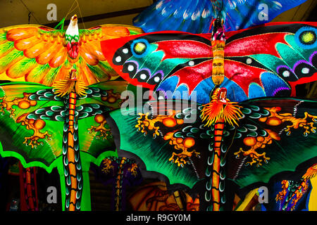 Bellissima fatta a mano aquiloni colorati, Bali in Indonesia Foto Stock