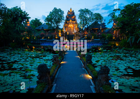 Sera atmosfere iof la pura Saraswati Tempio con splendido laghetto di loto, Ubud, Bali in Indonesia Foto Stock