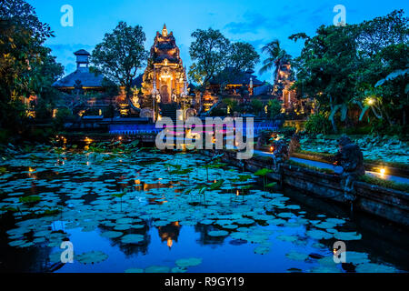 Sera atmosfere iof la pura Saraswati Tempio con splendido laghetto di loto, Ubud, Bali in Indonesia Foto Stock