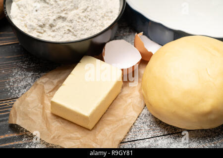 Srotolato e crudi di pasta frolla ricetta impasto su sfondo di legno Foto Stock