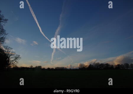 Chemtrail. La Macmillan modo. A lunga distanza trail. Gloucestershire. Cotswolds. In Inghilterra. Regno Unito Foto Stock
