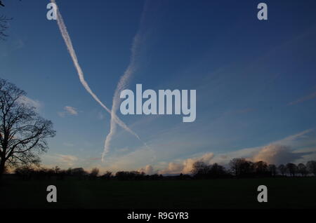 Chemtrail. La Macmillan modo. A lunga distanza trail. Gloucestershire. Cotswolds. In Inghilterra. Regno Unito Foto Stock