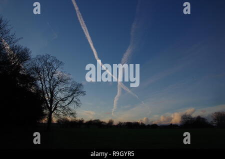 Chemtrail. La Macmillan modo. A lunga distanza trail. Gloucestershire. Cotswolds. In Inghilterra. Regno Unito Foto Stock