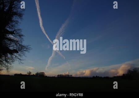 Chemtrail. La Macmillan modo. A lunga distanza trail. Gloucestershire. Cotswolds. In Inghilterra. Regno Unito Foto Stock