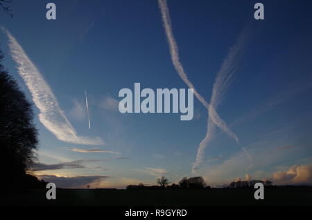 Chemtrail. La Macmillan modo. A lunga distanza trail. Gloucestershire. Cotswolds. In Inghilterra. Regno Unito Foto Stock
