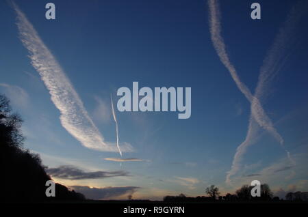 Chemtrail. La Macmillan modo. A lunga distanza trail. Gloucestershire. Cotswolds. In Inghilterra. Regno Unito Foto Stock