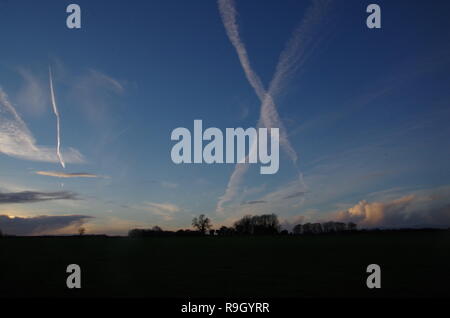 Chemtrail. La Macmillan modo. A lunga distanza trail. Gloucestershire. Cotswolds. In Inghilterra. Regno Unito Foto Stock