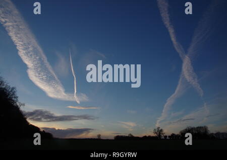 Chemtrail. La Macmillan modo. A lunga distanza trail. Gloucestershire. Cotswolds. In Inghilterra. Regno Unito Foto Stock
