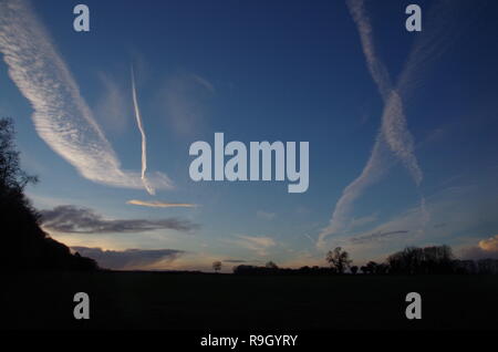 Chemtrail. La Macmillan modo. A lunga distanza trail. Gloucestershire. Cotswolds. In Inghilterra. Regno Unito Foto Stock
