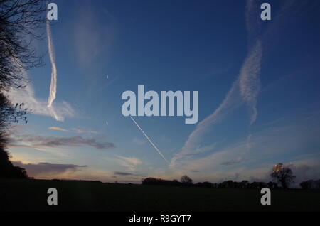 Chemtrail. La Macmillan modo. A lunga distanza trail. Gloucestershire. Cotswolds. In Inghilterra. Regno Unito Foto Stock