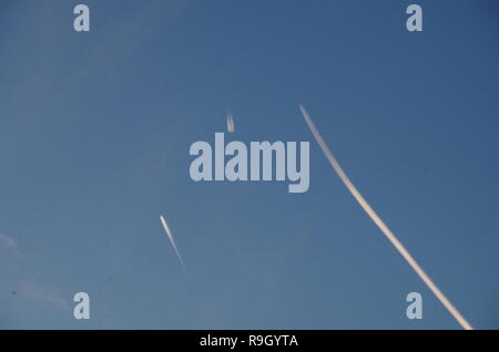 Chemtrail. La Macmillan modo. A lunga distanza trail. Gloucestershire. Cotswolds. In Inghilterra. Regno Unito Foto Stock