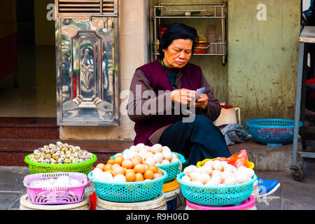 HANOI, VIETNAM - Feb 13, 2018: una donna vendita di uova a una vecchia strada del mercato di Hanoi, Vietnam. Foto Stock