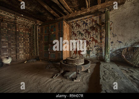 26-Nov-2006 tribù Rathwa Pithora della pittura , Champaner , Pawagadh , distretto di Panchmahal Gujarat , India Foto Stock