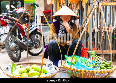 Hanoi, Vietnam - Feb 13, 2018: venditori ambulanti della città di Hanoi, la maggior parte dei venditori ambulanti uso bicicletta per vendere i loro prodotti come frutta e fiori o altri Foto Stock