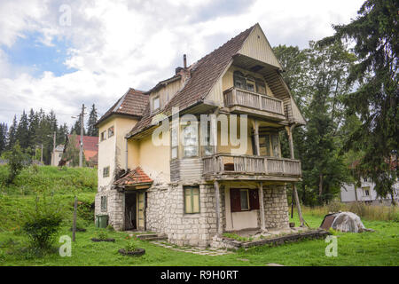 Antica villa in Transilvania, Romania nel decadimento. Molte di queste vecchie ville di stile possono essere trovate nella città di Borsec, Romania. Foto Stock