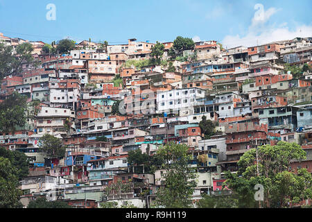 Baraccopoli, baraccopoli, costruito lungo la collina città di Caracas, Caracas, Distretto Capitale, Venezuela, Sud America Foto Stock