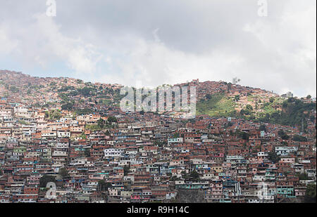 Baraccopoli, baraccopoli, costruito lungo la collina città di Caracas, Caracas, Distretto Capitale, Venezuela, Sud America Foto Stock