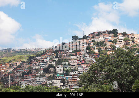 Baraccopoli, baraccopoli, costruito lungo la collina città di Caracas, Caracas, Distretto Capitale, Venezuela, Sud America Foto Stock