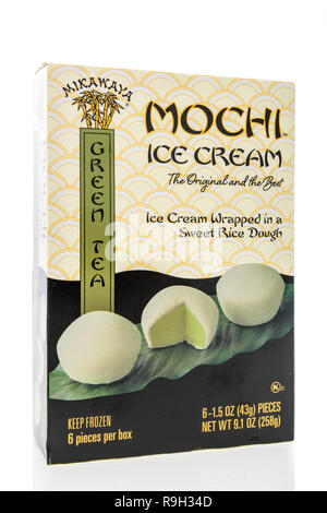 Winneconne, WI - 21 dicembre 2018: un pacchetto di Mikawaya Mochi tè verde gelato avvolto in riso dolce pasta isolato su un background. Foto Stock