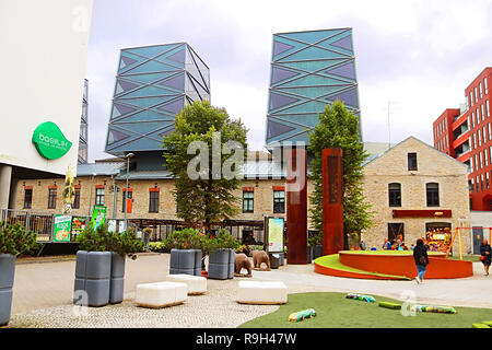 TALLINN, Estonia - 30 agosto 2018: architettura moderna e hotel Metropol nel quartiere Rotermann Foto Stock