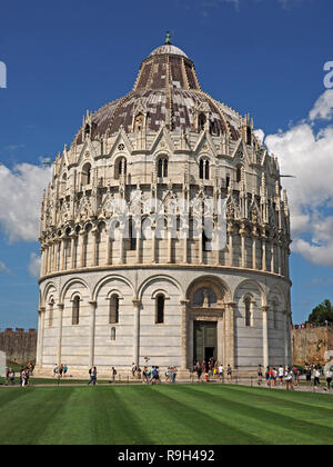 Gli ornati di marmo bianco del Battistero di San Giovanni in Piazza dei Miracoli a Pisa,Toscana,Italia Foto Stock