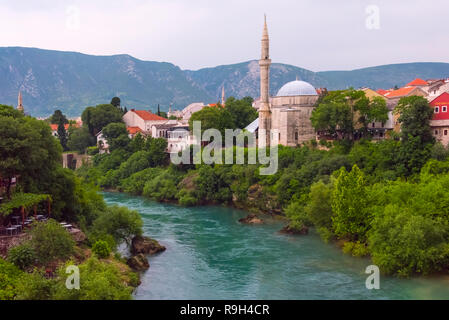 Koski Mehmed Pasha moschea dal fiume Neretva, Mostar Bosnia ed Erzegovina Foto Stock