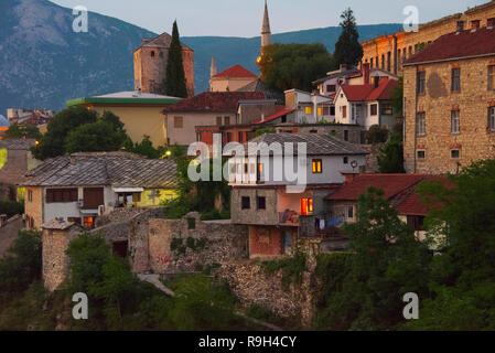 Vista notturna di case lungo il fiume Neretva, sito Patrimonio Mondiale dell'UNESCO, Mostar Bosnia ed Erzegovina Foto Stock